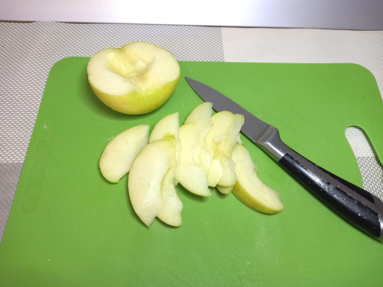 Праздничная шарлотка с яблоками, орехами и корицей в мультиварке