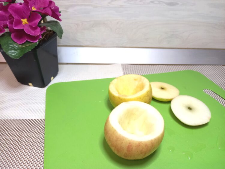 Яблоки с изюмом и медом в мультиварке
